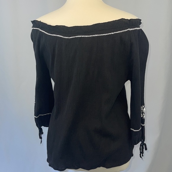 Cherry Krave on/off shoulder, 3/4 sleeve embroidered top in size 1X - Picture 3 of 8
